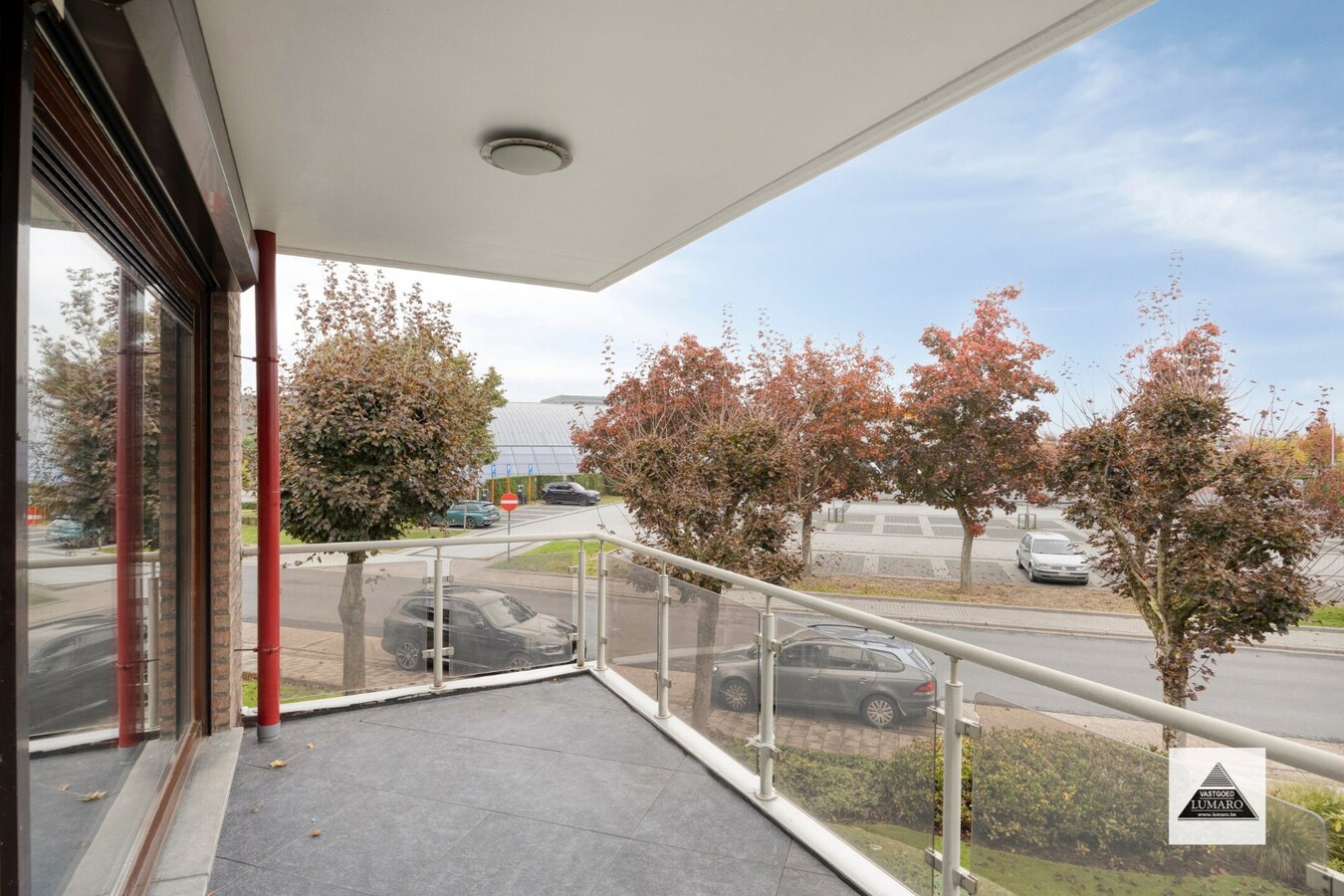 Appartement (175 m²) met 3 slaapkamers, terras (25 m²), 2 badk., 2 garages, berging. 1e verdiep (lift). 