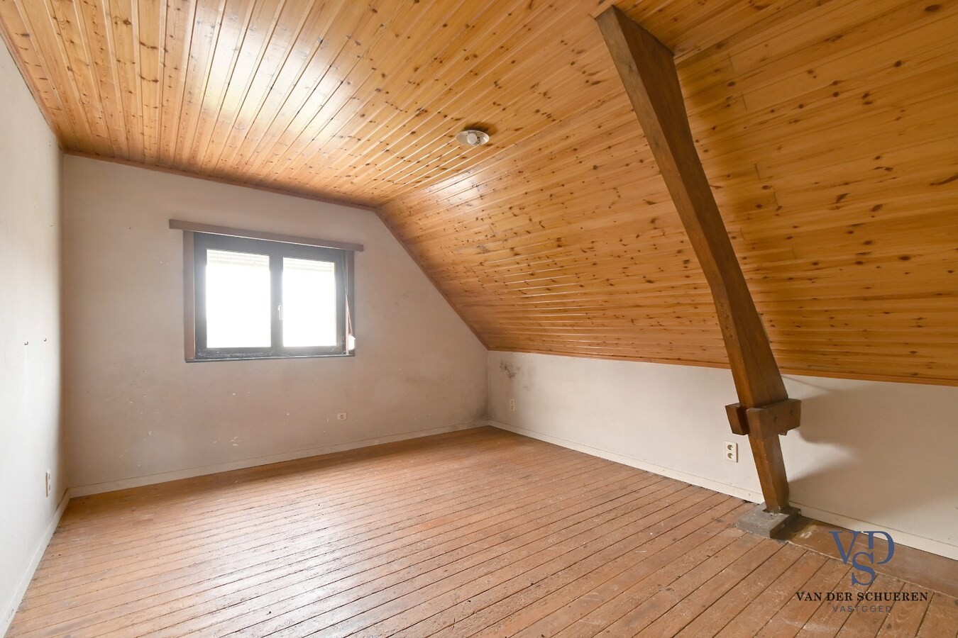 Te renoveren woning op ruim perceel te Kerkgate Mater. 