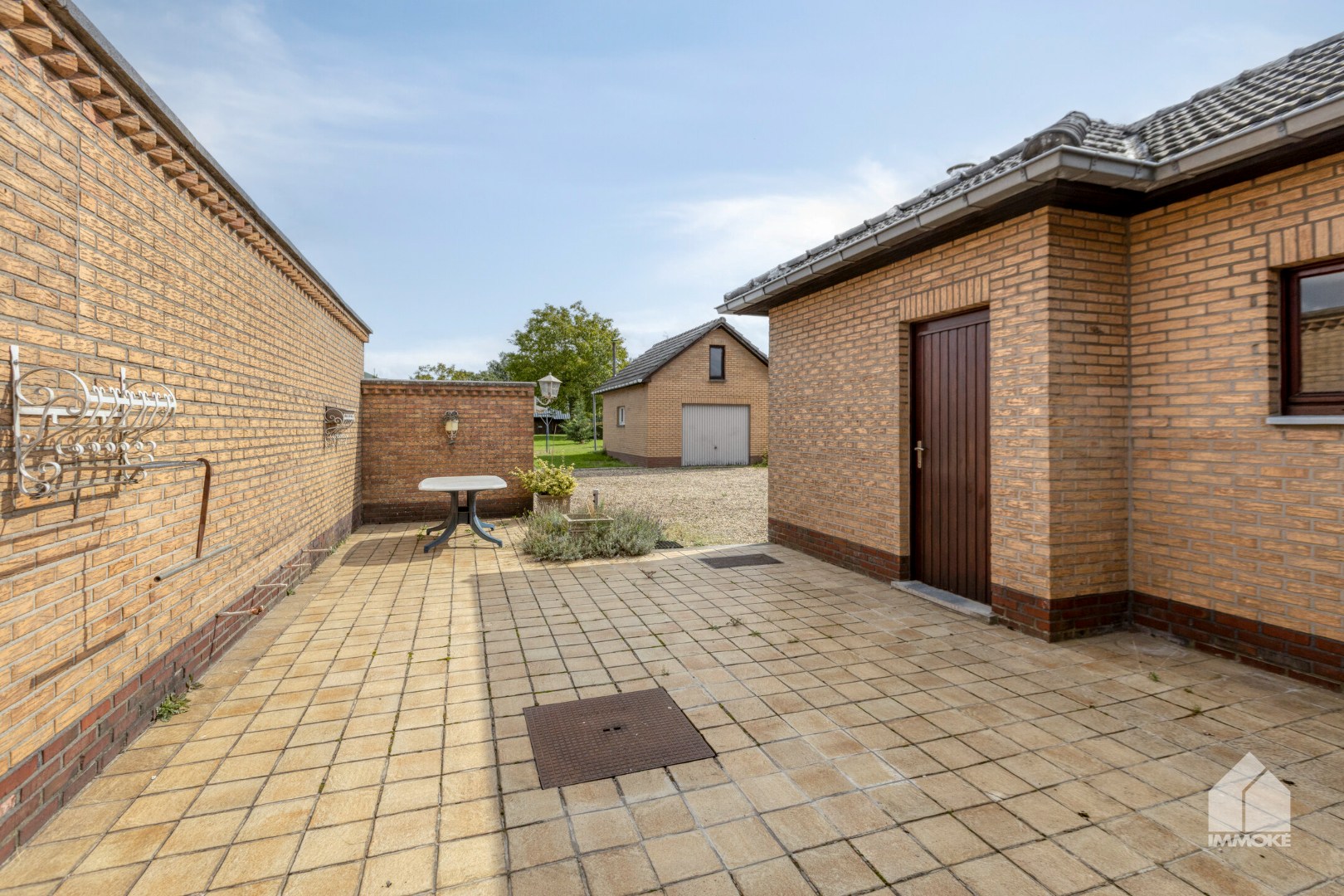 Te renoveren, gelijkvloerse woning op 13a 60ca met 2 slpk en garage. 