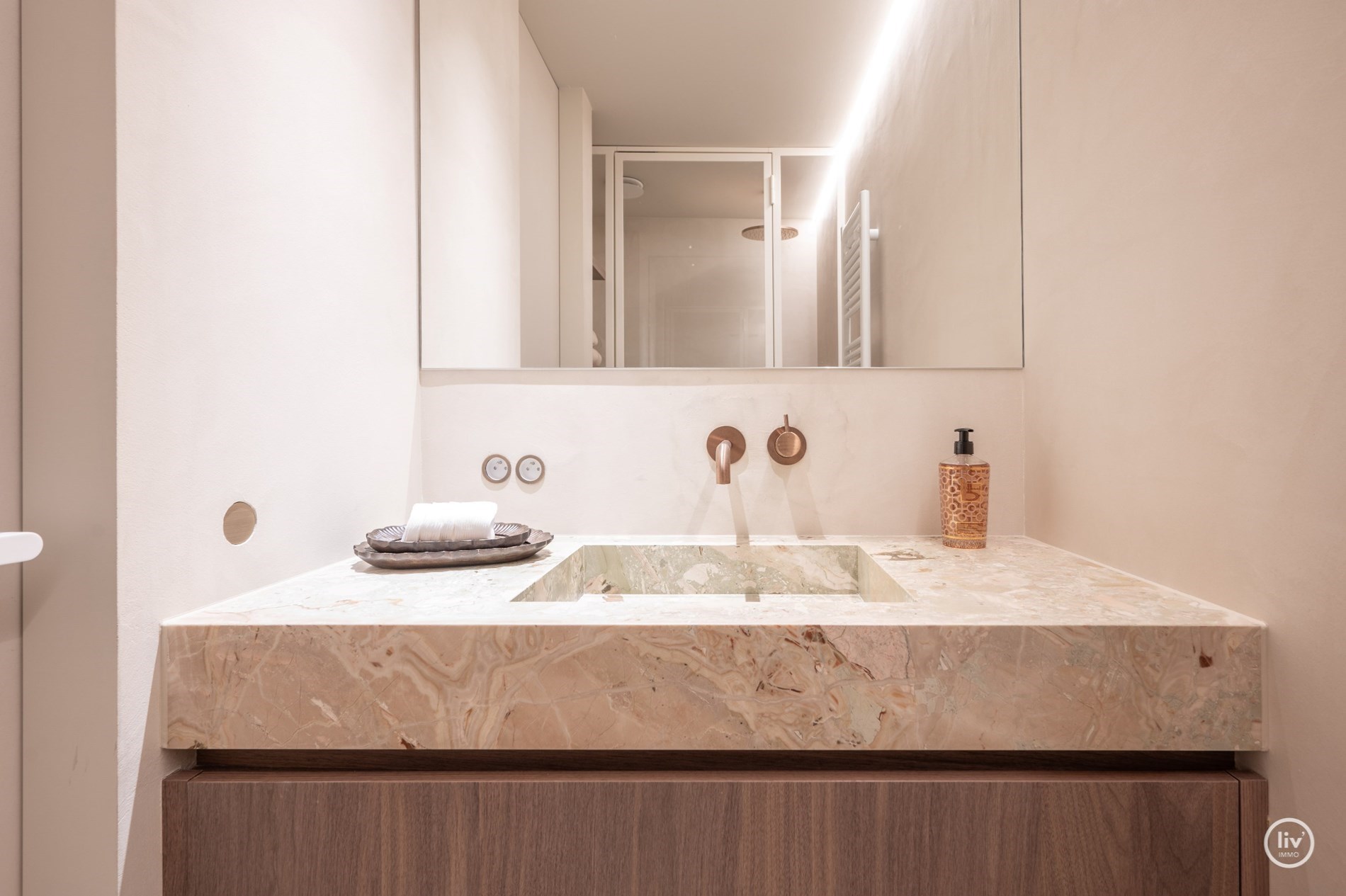 Magnifique appartement d'angle avec vue frontale sur la mer et terrasse orientée ouest situé sur la place de la Tour de Lumière à Knokke. 