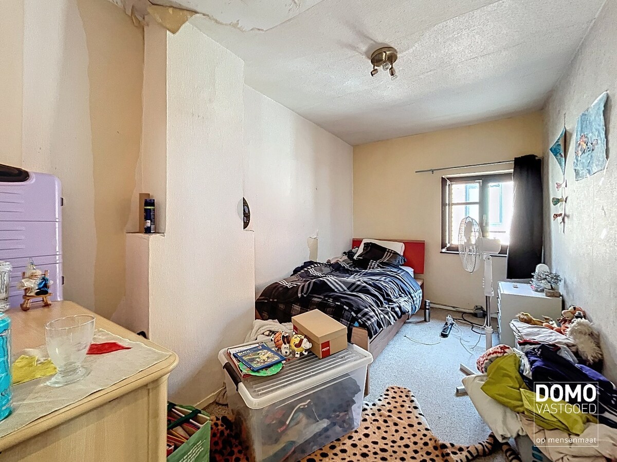 RUIME TE RENOVEREN WONING MET 5 SLAAPKAMERS EN RUIME ACHTERLIGGENDE GARAGE TE BILZEN-HOESELT 