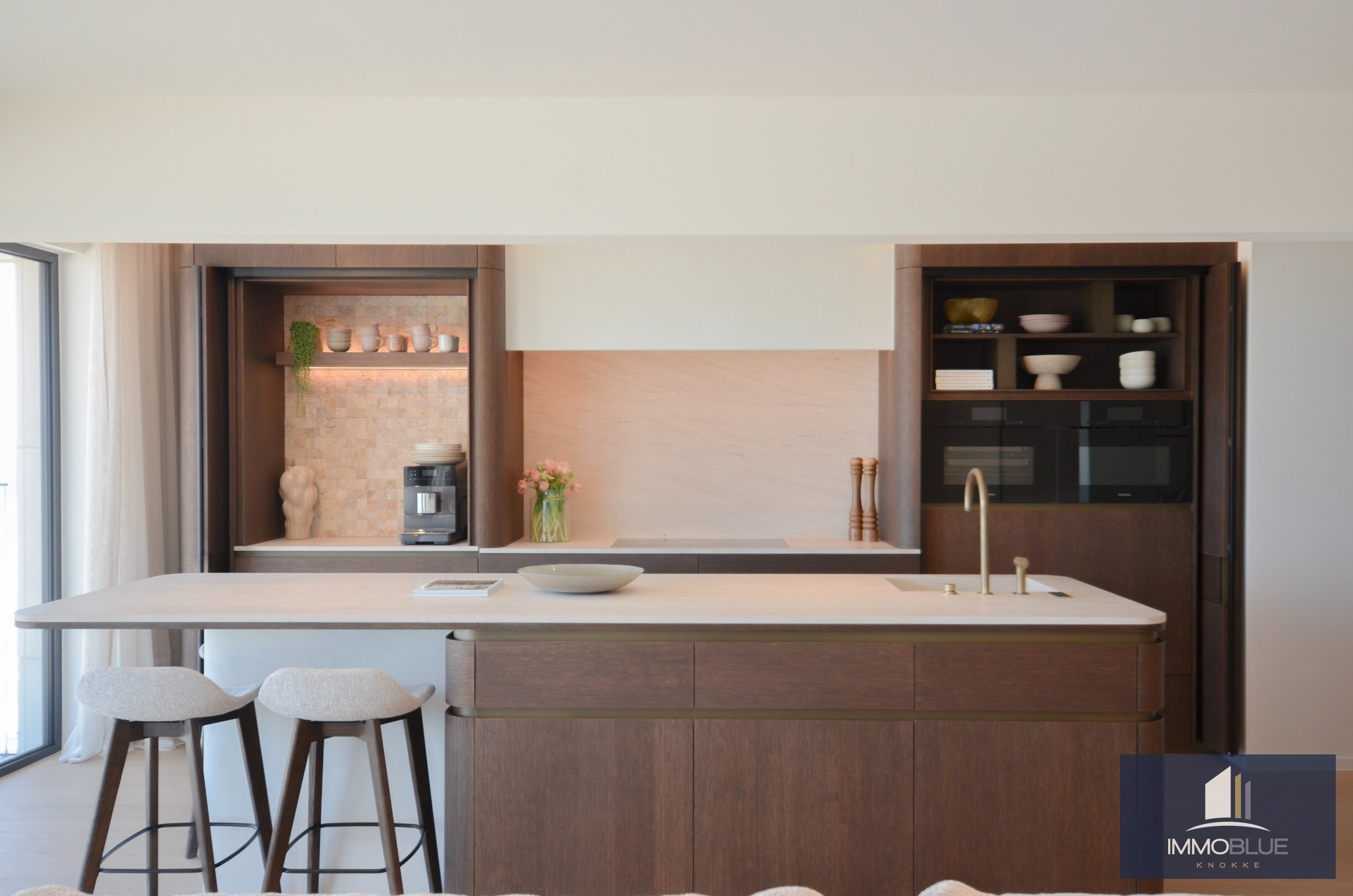 Uitzonderlijk gerenoveerd appartement met frontaal zeezicht in het Zoute. 