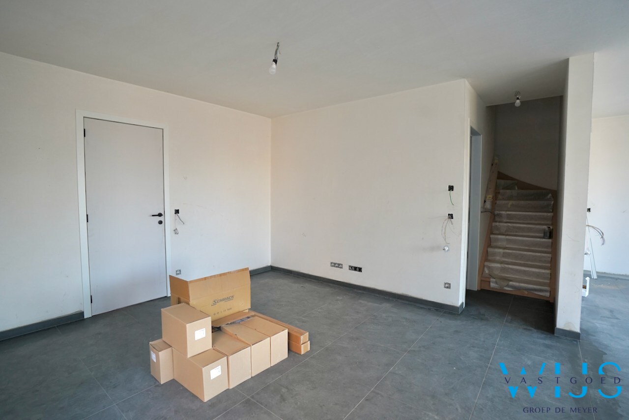 Nieuwbouw met 5 slaapkamers te Oosteeklo ! 