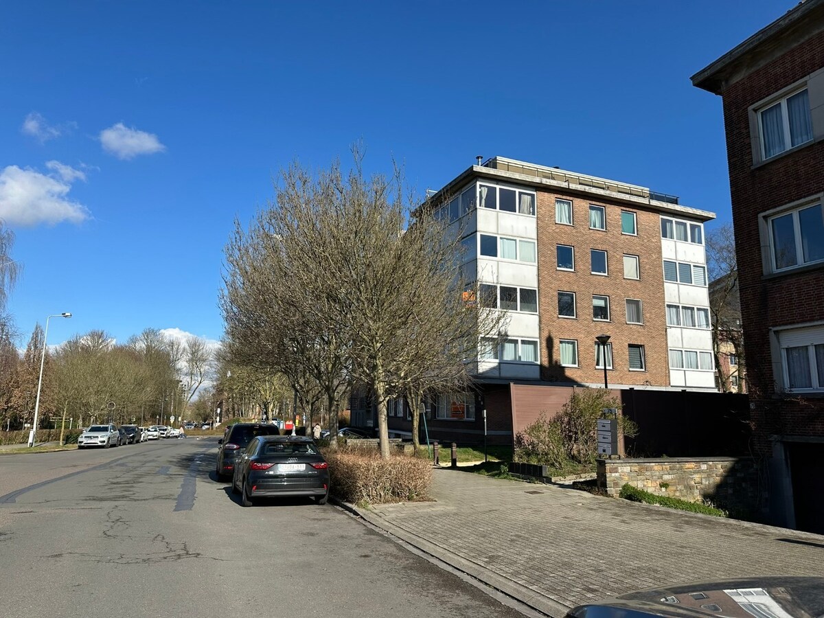 Lichtrijke serviceflat met zonnig terras, privé parking 