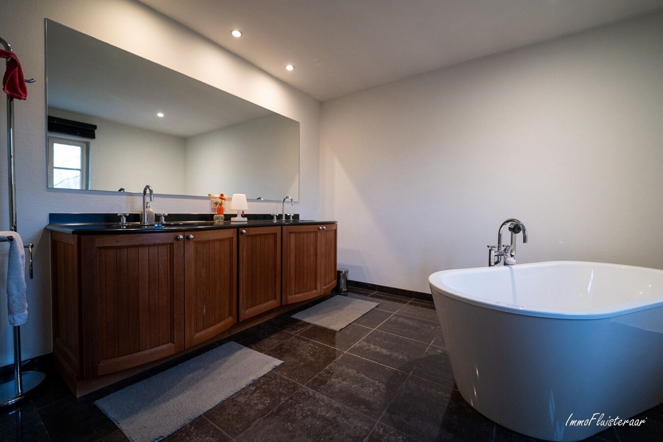 Prestigieuze villa met paardenaccommodatie op ca. 3.237 m2 te Mechelen 