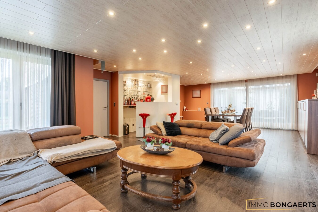 Ruime woning met drie slaapkamers en leefveranda 