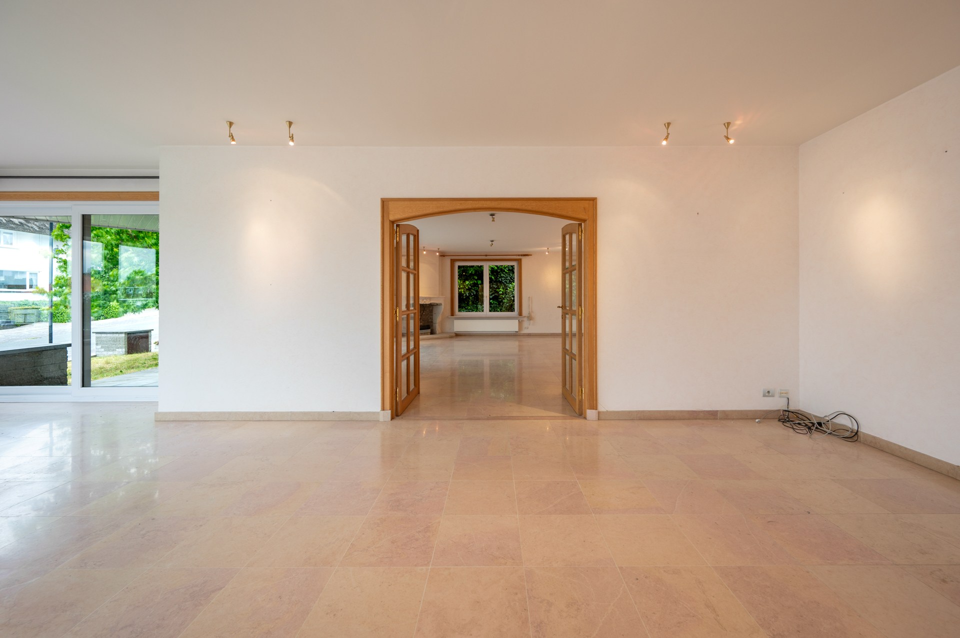 Ontdek deze karaktervolle villa, rustig gelegen in het gegeerde Duinbergen, op wandelafstand van het strand (incl. zeer ruime dubbele inpandige garage) 