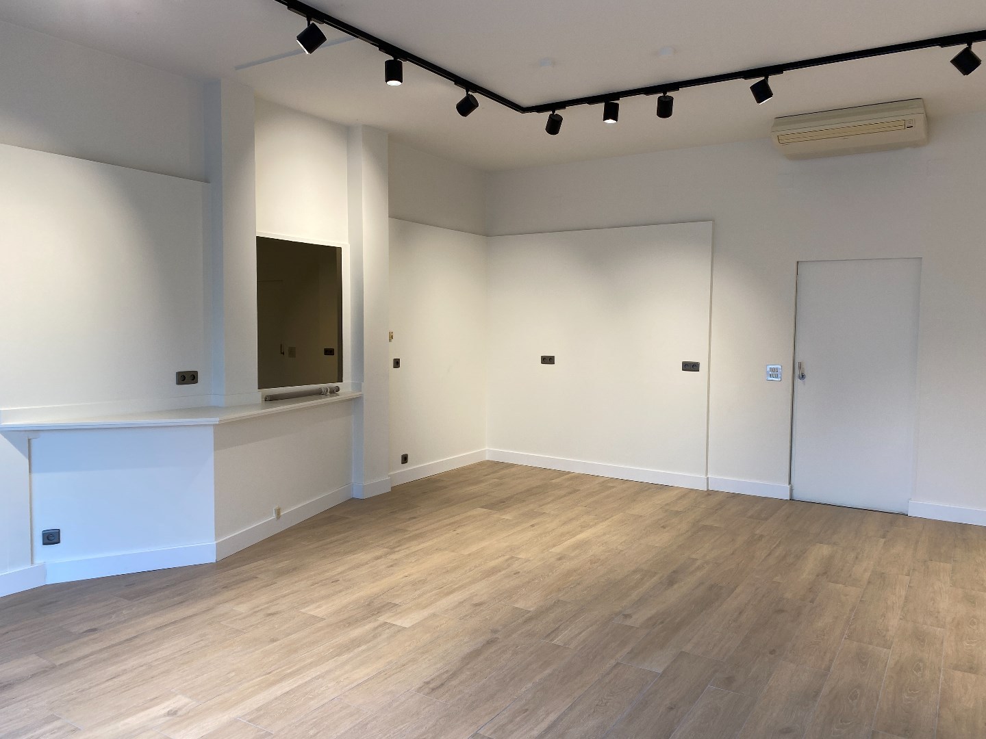 Commercieel handelspand op de Grote Steenweg te Olsene 