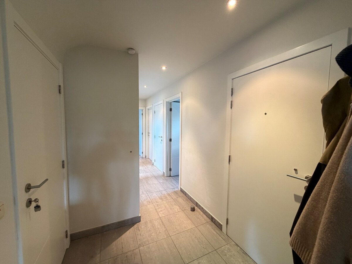 Ruim en lichtrijk dakappartement te Asper. 