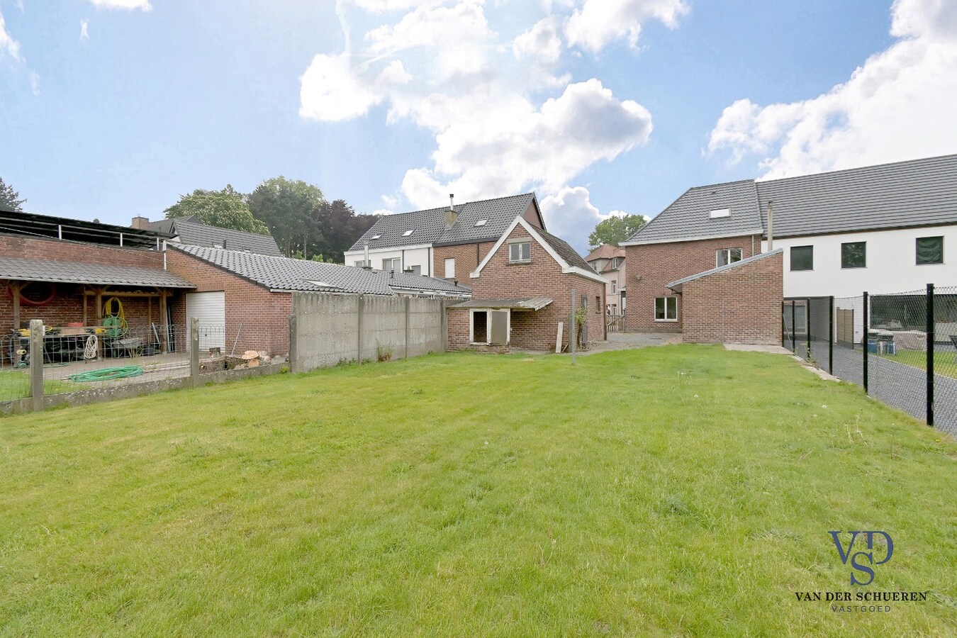 Degelijke, goed gelegen woning. 