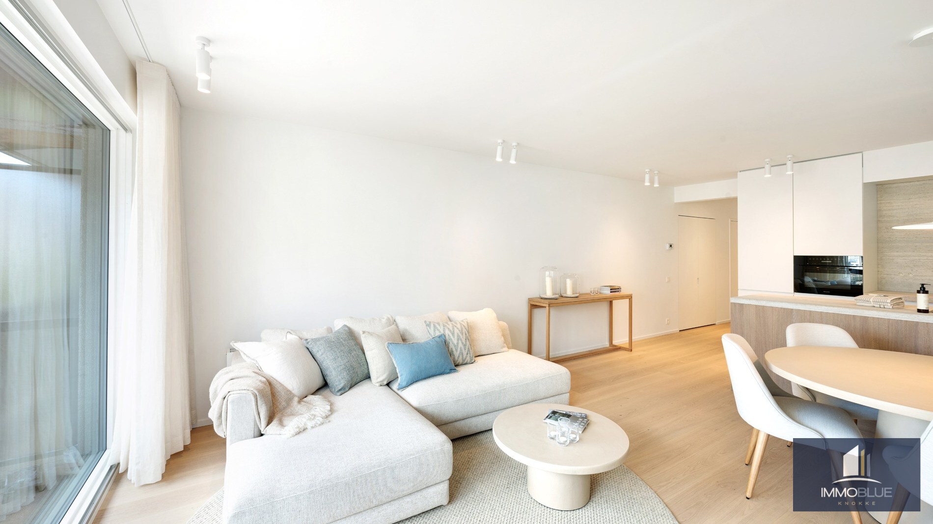 Appartement entièrement rénové avec trois chambres à coucher, situé en plein centre. 