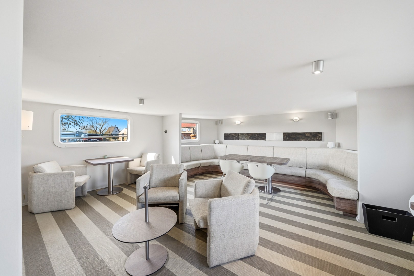 Unieke woonboot met B&amp;B en vergunde ligplaats in Plassendale 