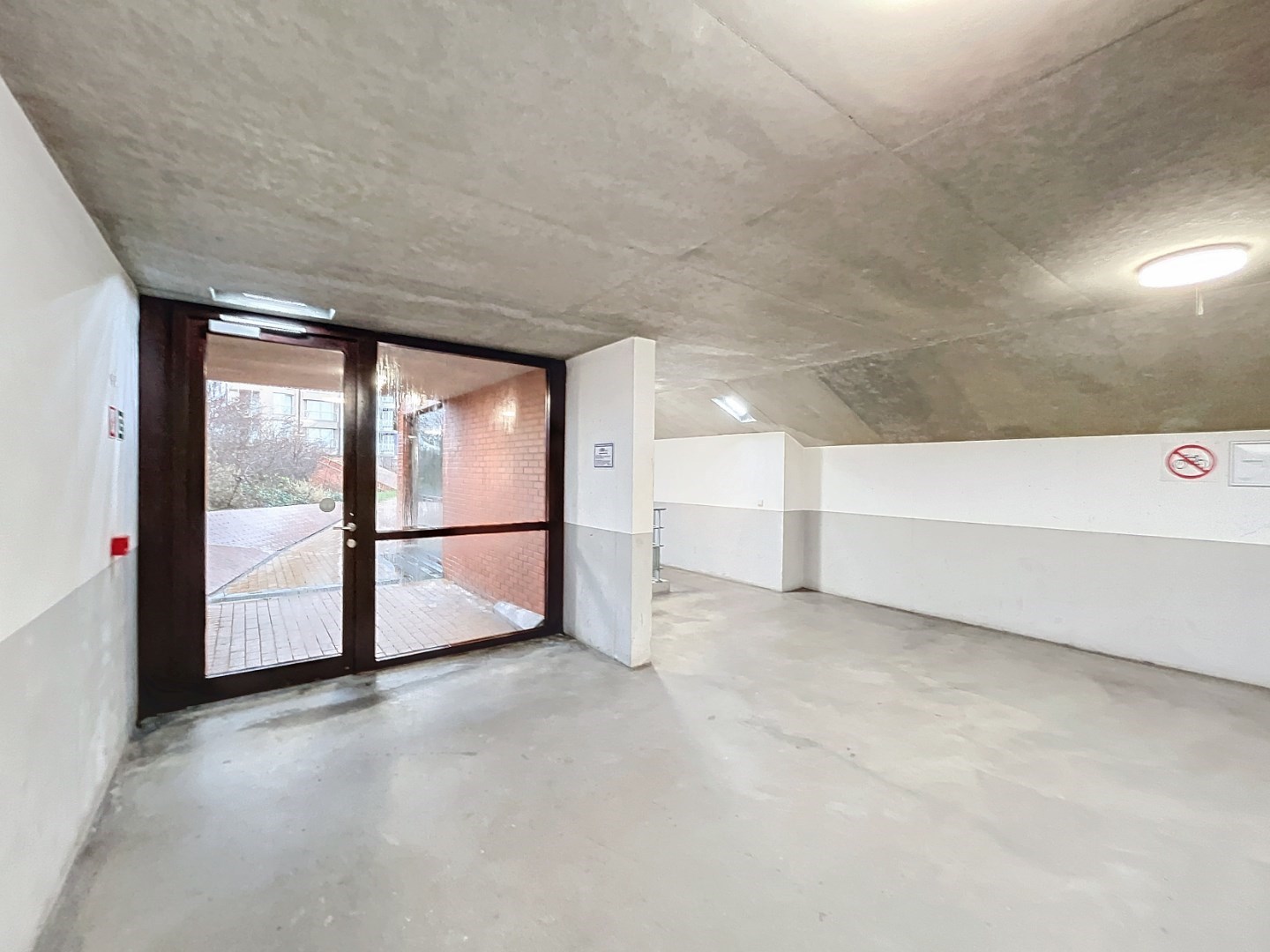 Ruime garagebox op een absolute topligging te Duinbergen 