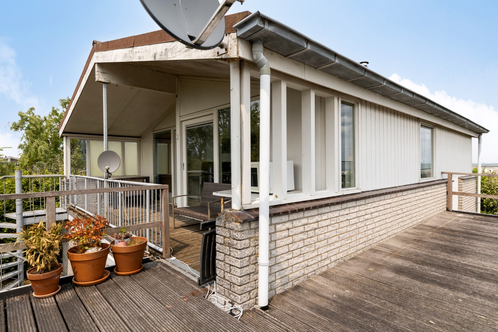 Vrijstaande 8-persoons vakantiewoning, gelegen op een unieke plek met vrij uitzicht over de Oosterschelde, kijkend richting het schilderachtige Zierikzee, wacht deze woning op een nieuwe eigenaar! 