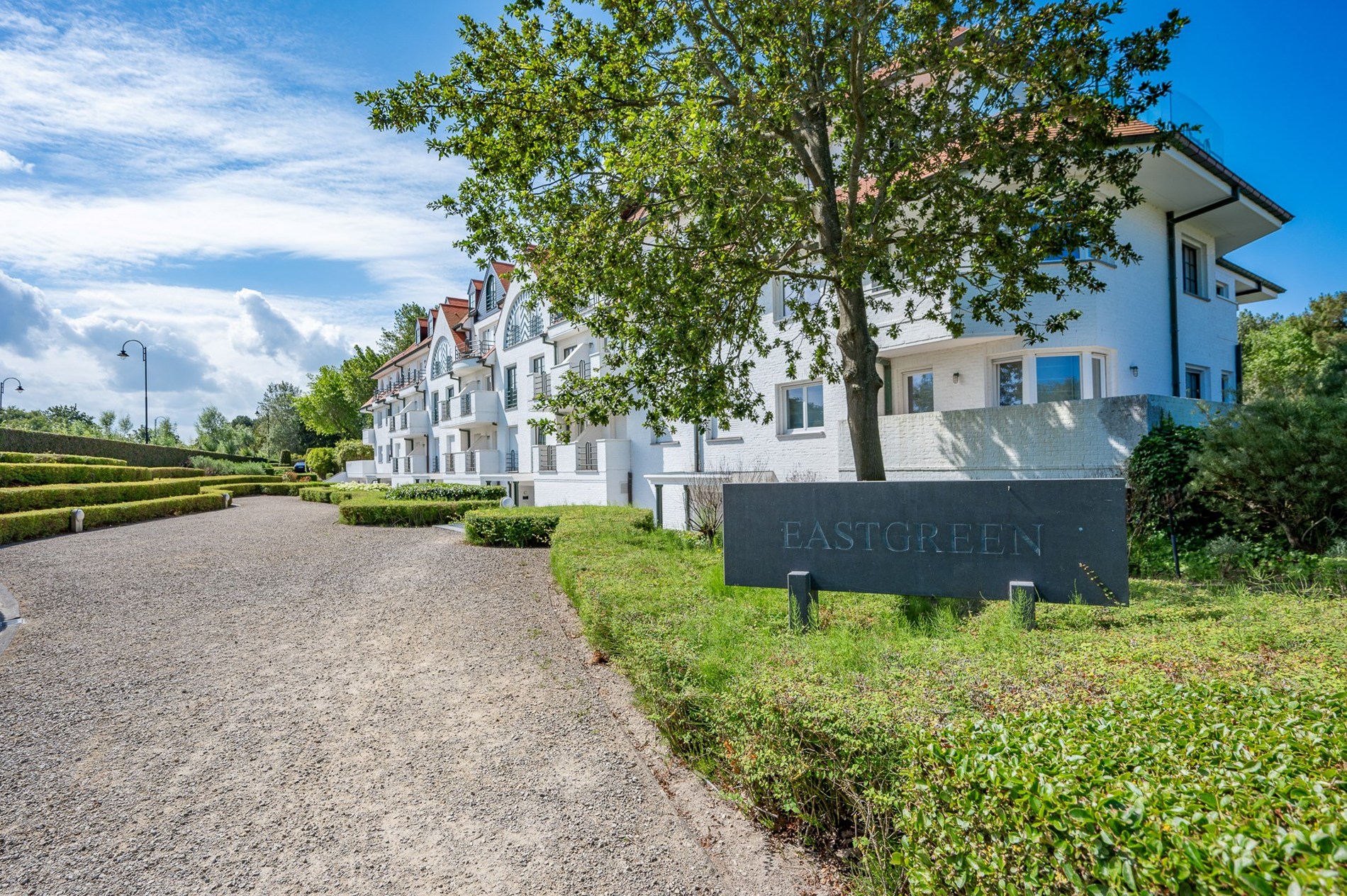 Appartement d'angle exceptionnellement rénové situé au cœur du Zoute, dans le domaine très exclusif Tennis Gardens - un parc privé d'environ 5 hectares, à proximité de la mer et à distance de marche d 