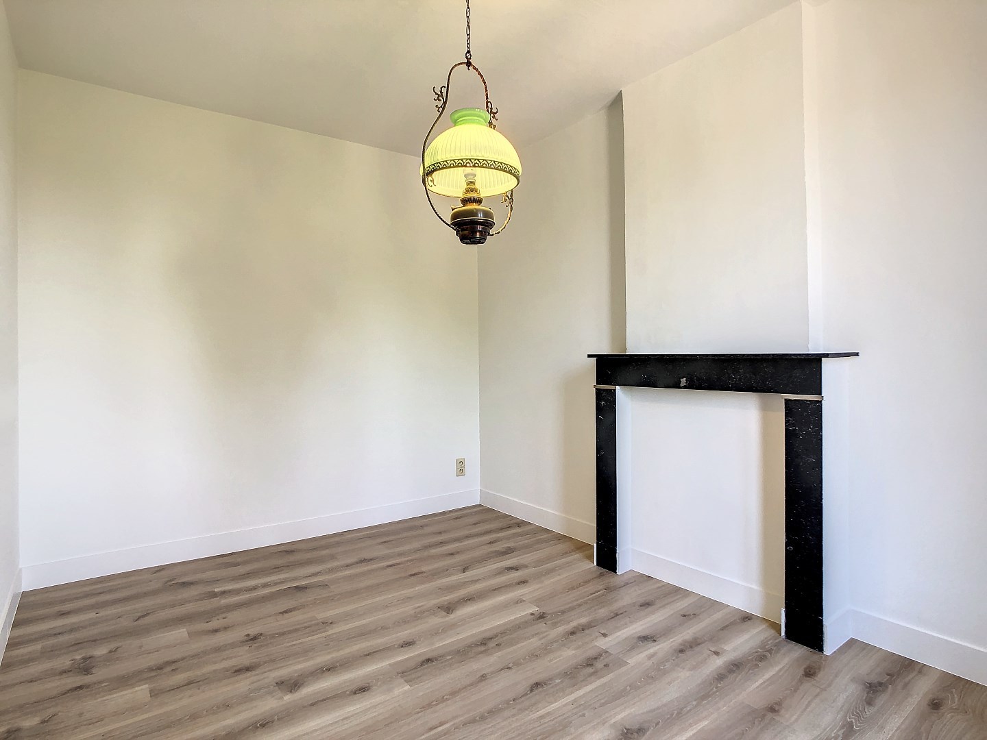 Centraal gelegen woning met twee ruime slaapkamers, zonnige tuin en droge kelder - EPC 252 kWh/m² - bewoonbare oppervlakte van 143 m² 