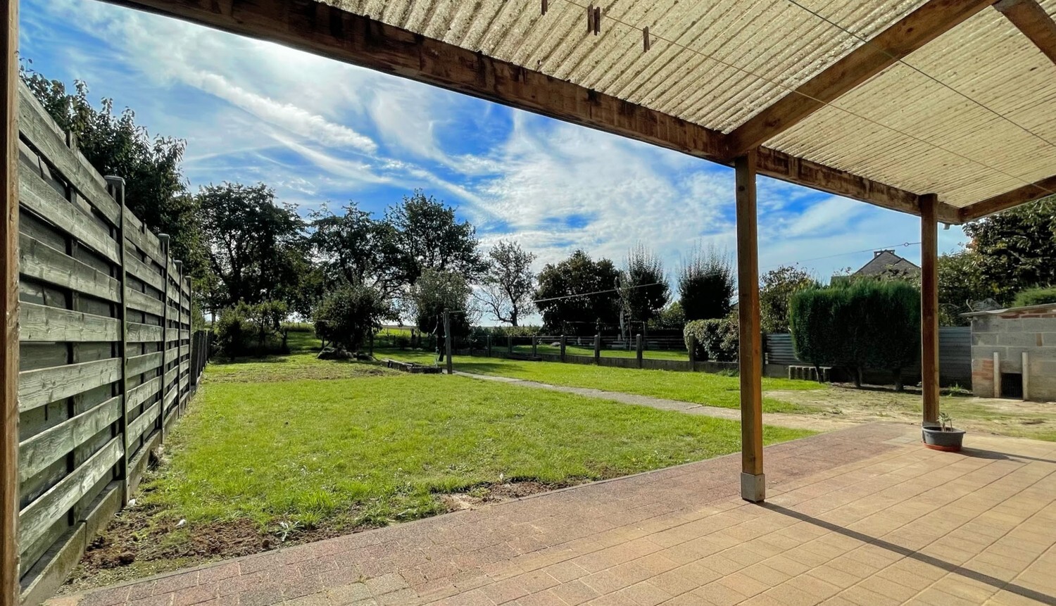 Ruime, te renoveren gezinswoning op zuidgericht perceel van 739 m² 