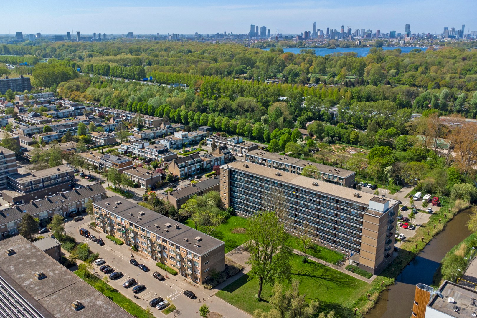 Instapklaar 3- (voorheen 4) kamer appartement op de 2e etage met moderne keuken met kookeiland, 2 balkons, 2 riante slaapkamers, moderne badkamer en gelegen op eigen grond! 