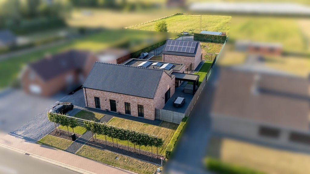 PRACHTIG GERENOVEERDE WONING MET 3 SLAAPKAMERS, 2 BADKAMERS, INPANDIGE GARAGE EN PAARDENSTALLINGEN MET ENERGIEZUINIG EPC TE WIJER (NIEUWERKERKEN) 