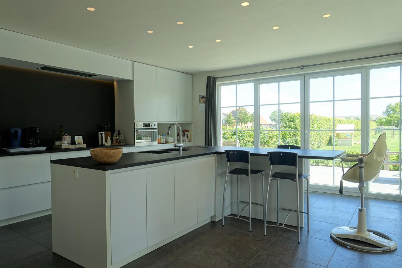 Prachtige recente villa met bijgebouw 