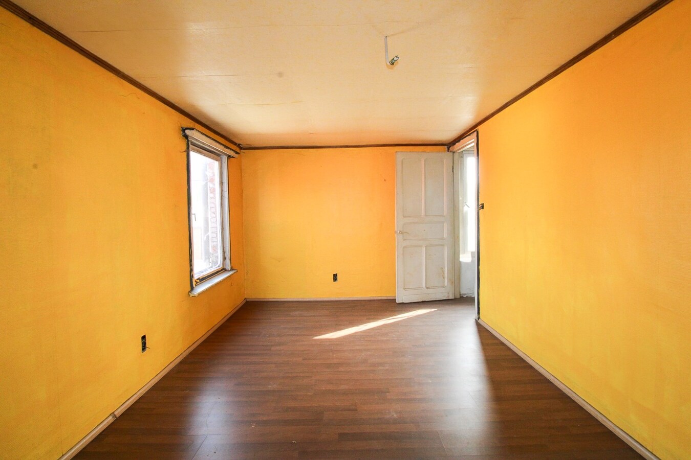 Unieke investeringskans: Halfopen bebouwing met garage, optie tot vijf slaapkamers en groot potentieel op toplocatie te koop in Waasmunster! 