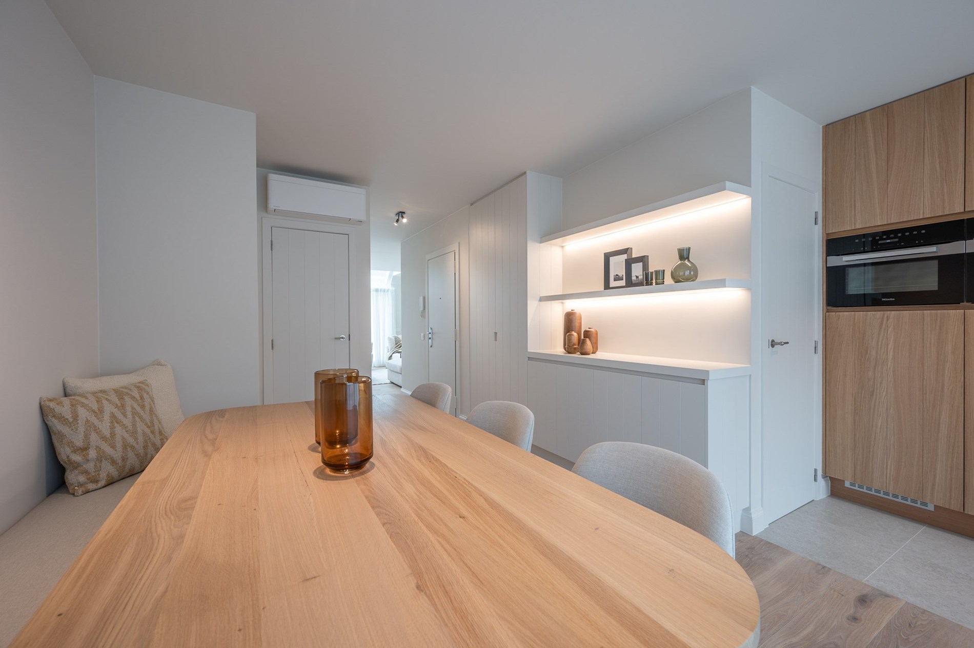 et strand.Magnifique appartement en duplex magnifiquement rénové avec vue latérale sur la mer, 2 chambres à coucher complètes, 2 grandes terrasses et un niveau de finition exceptionnel, situé à quelqu 