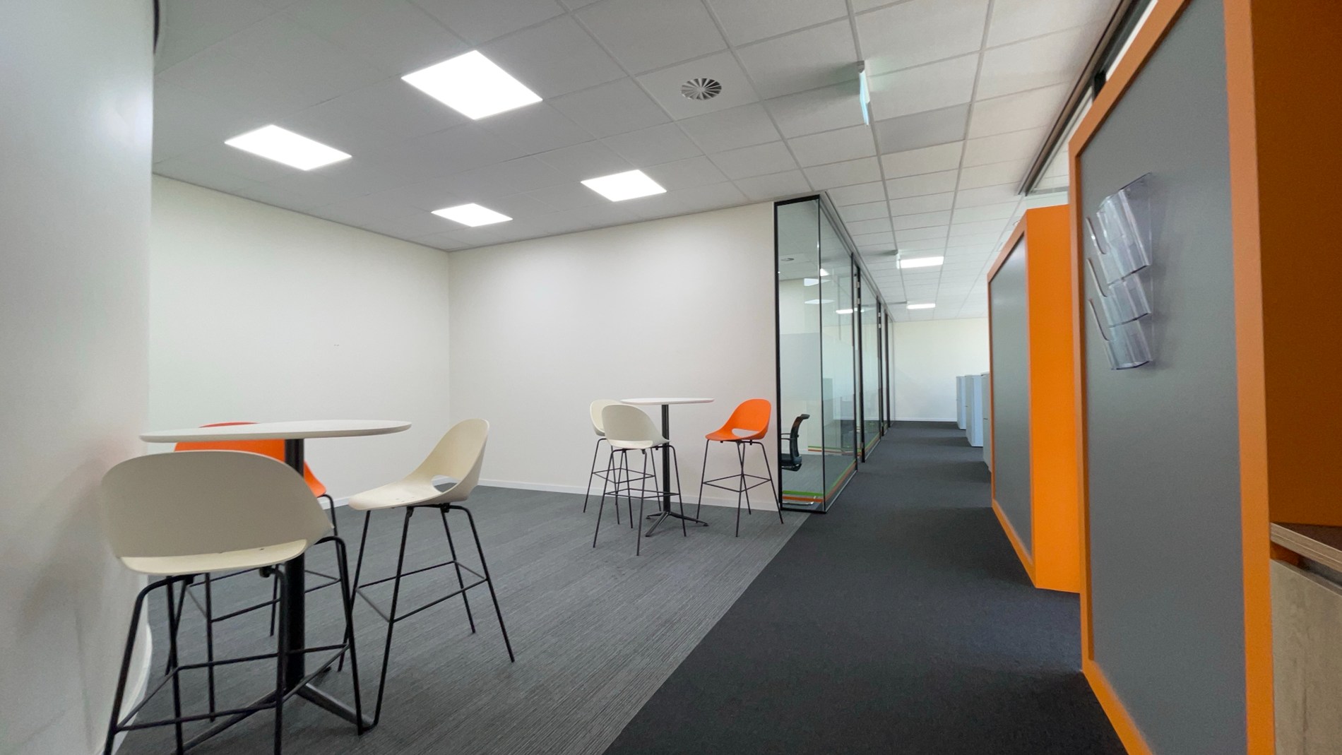 Loods met kantoor te huur nabij E19 in Mechelen