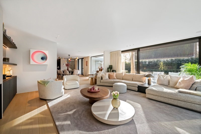 OPENDEURDAG Zaterdag 11/04  tussen 14u en 16u (Graaf Jansdijk 244) Prachtig vernieuwde koppelvilla rustig gelegen tussen Knokke centrum en Het Zoute met een perfecte Zuid-West oriëntatie. 