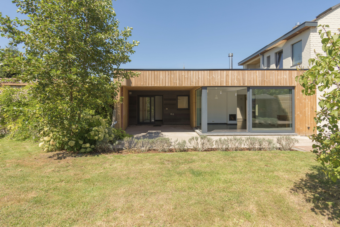 IN OPTIE Ruime en totaal vernieuwde woning in het dorp van Zaffelare 