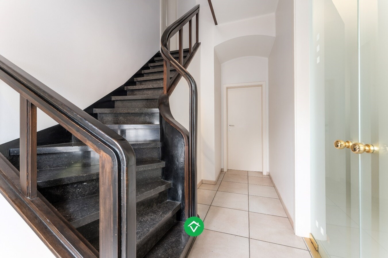 Ruime woning met 7 slaapkamers en loods (320m²) in centrum Roeselare 