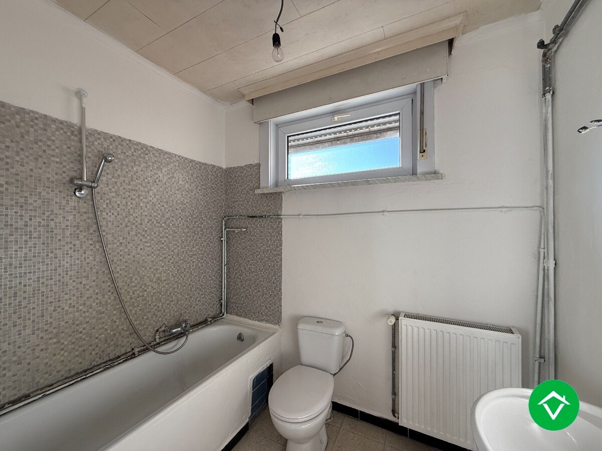 Instapklare rijwoning met 2 slaapkamers, zolder en koer in centrum Roeselare 