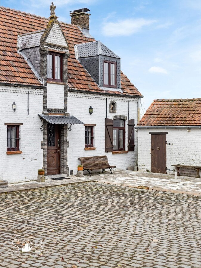 Authentieke hoeve met bijgebouwen met graslanden op circa 8.750m² 