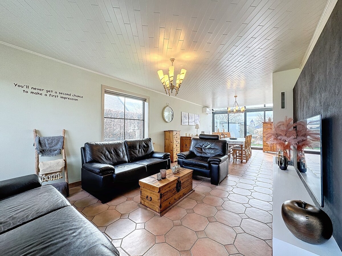 Ruime open bebouwing in landelijke stijl te Zottegem 