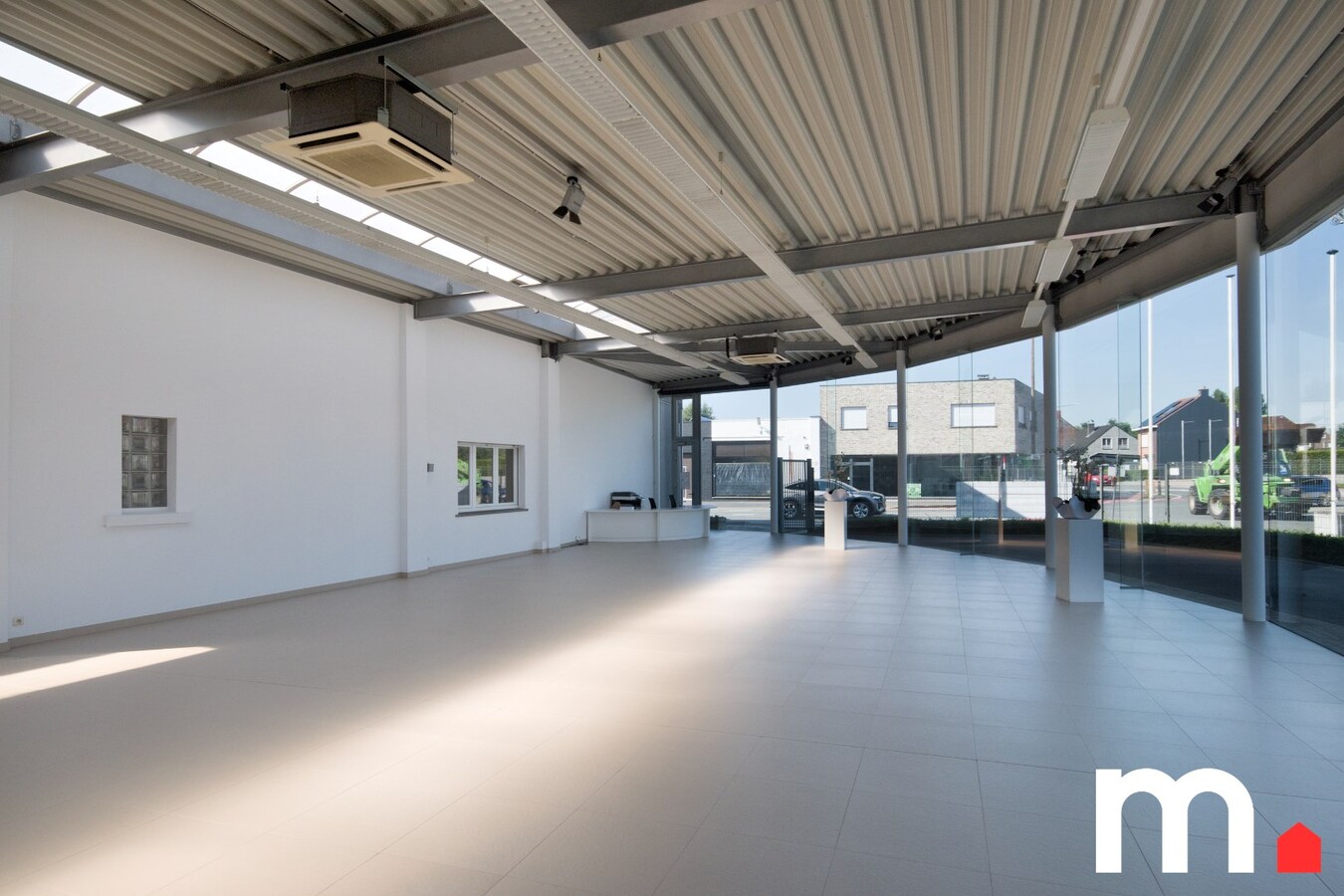 Multifunctioneel bedrijfsgebouw (Showroom + Atelier + Woning) op toplocatie te Rekkem ! 