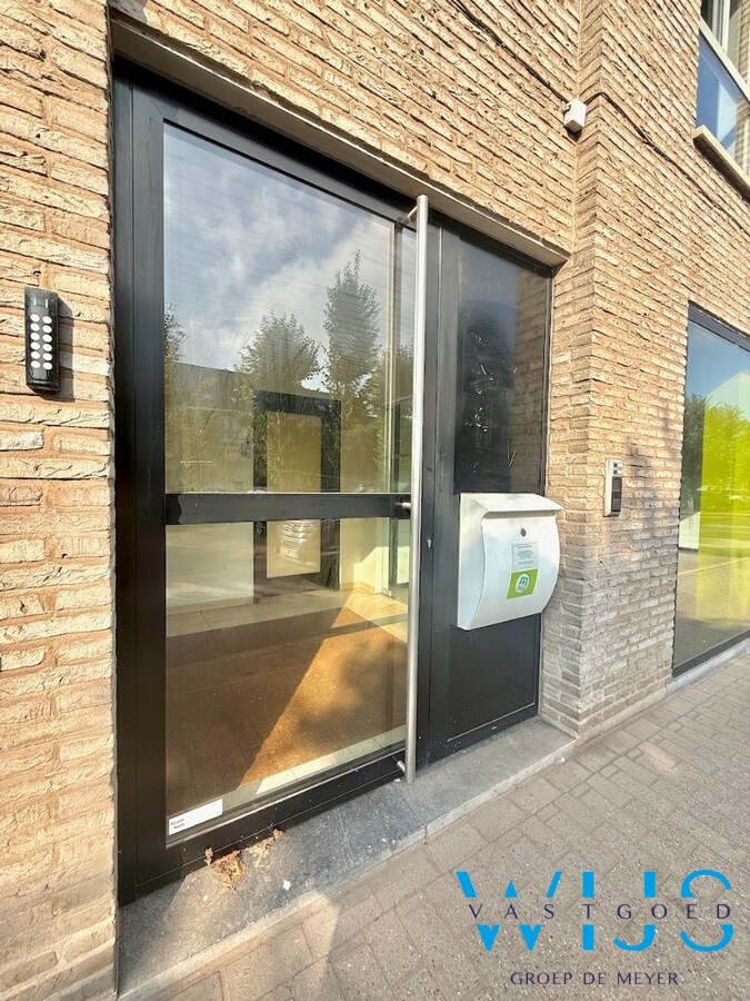 Ruim handelspand in de hoofdstraat van Ertvelde ! 