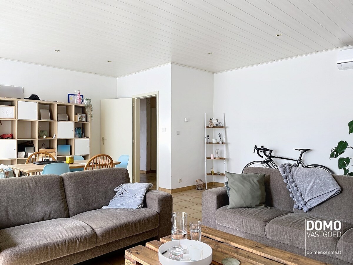 RUIM APPARTEMENT MET 2 SLAAPKAMERS, ZUIDGERICHT TERRAS EN AIRCO 