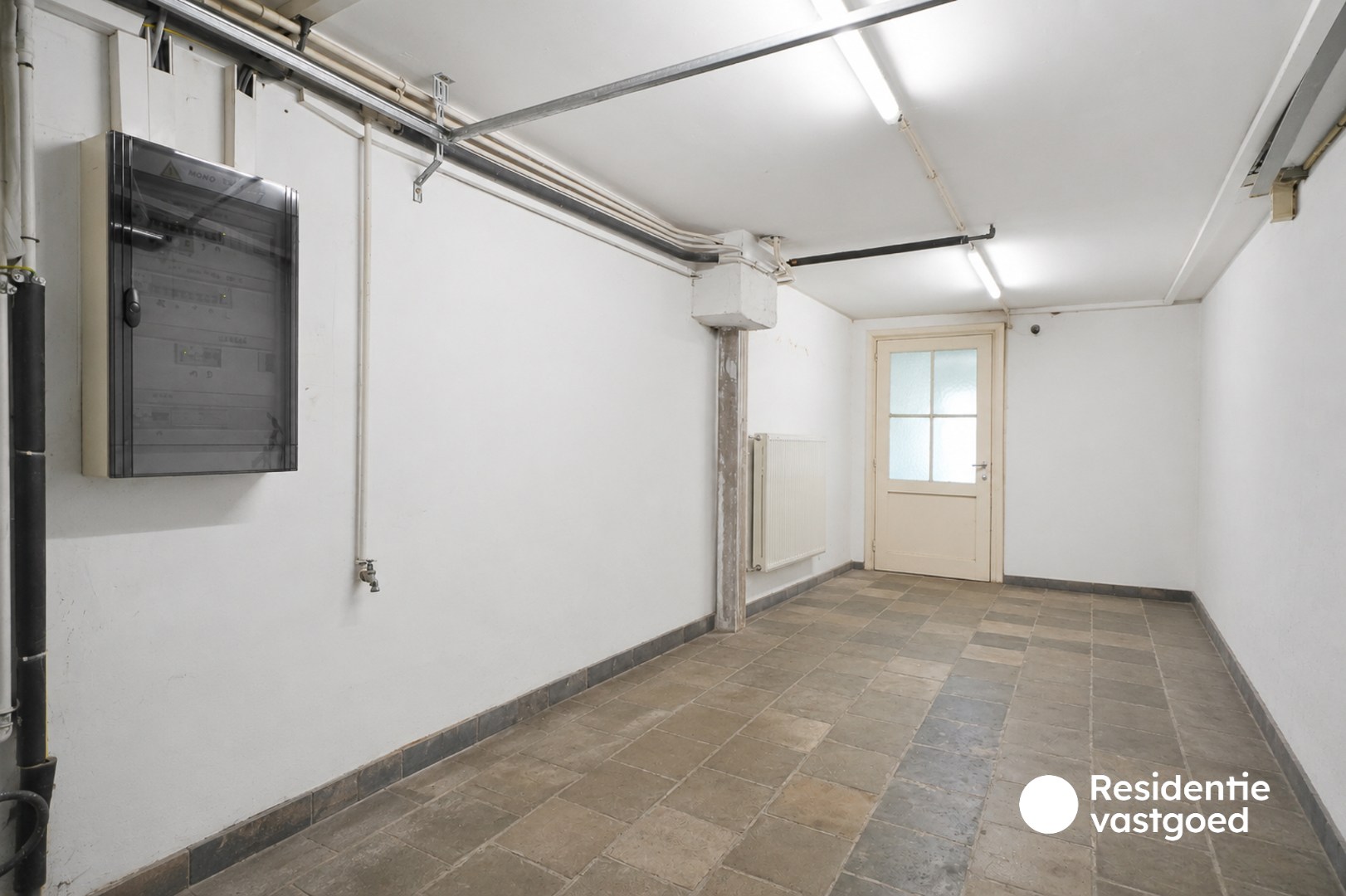 Interessante investeringseigendom met 2 vergunde appartementen, garage en ruime tuin! 