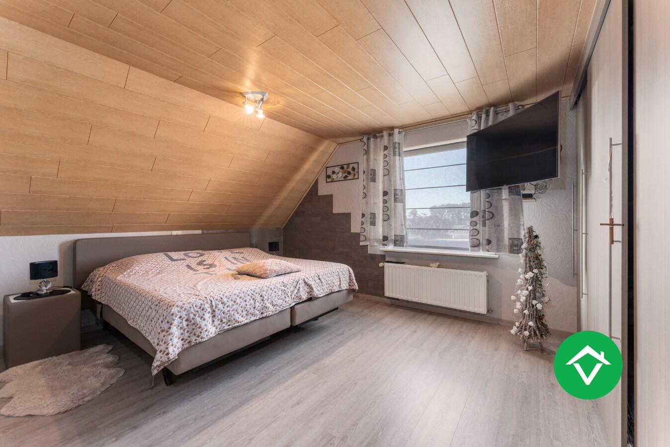 Ruime open bebouwing met 4 slaapkamers en 3 garages in Kortemark 