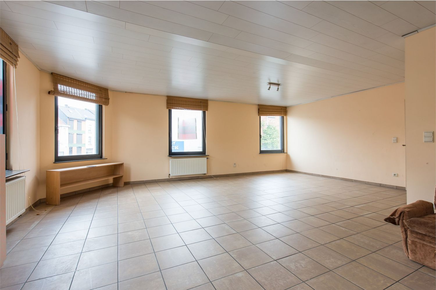 Handelspand met ruime woonst op toplocatie 