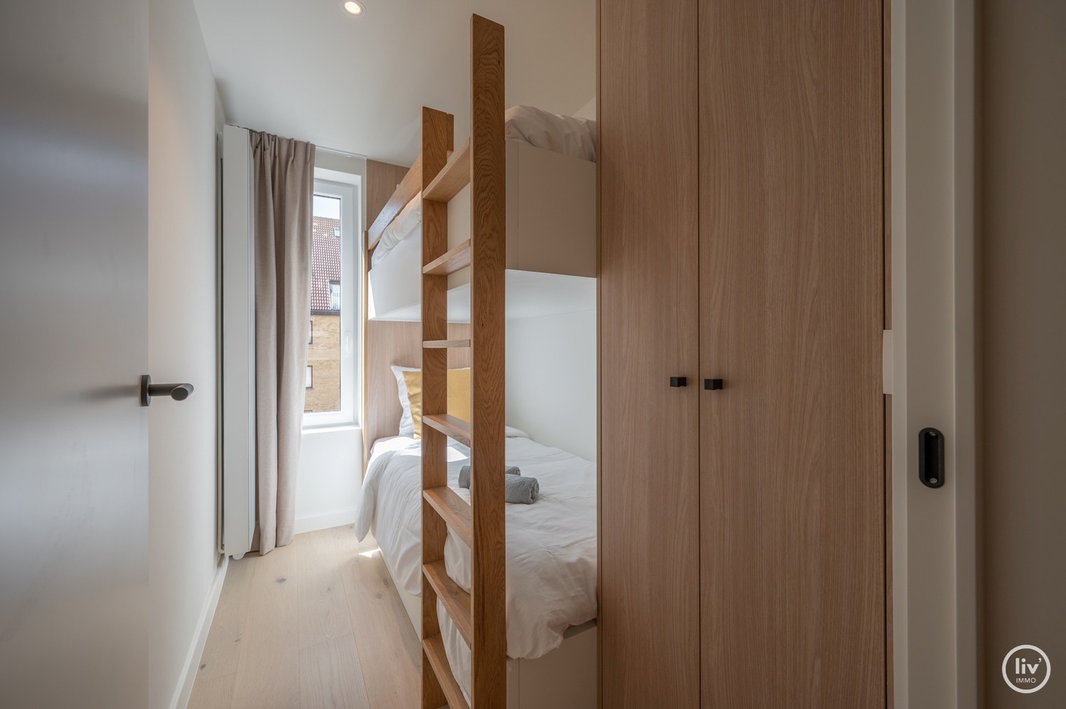 Prachtig, ruim gerenoveerd appartement met een mooie gevelbreedte van 7 m, gelegen op de Lippenslaan te Knokke. 