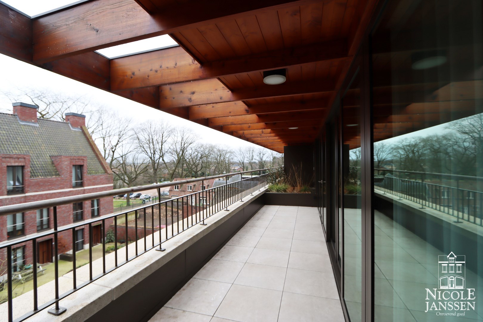 Breed gedeeltelijk overdekt terras
