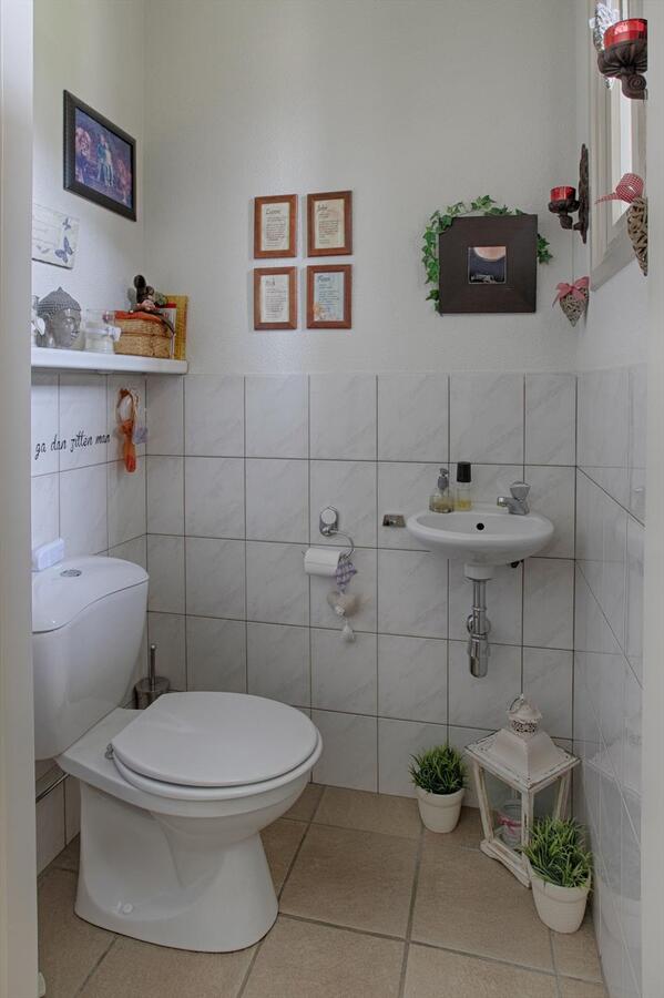 Vrijstaande woning met grote garage, 4 slaapkamers en ruime zolderverdieping. 