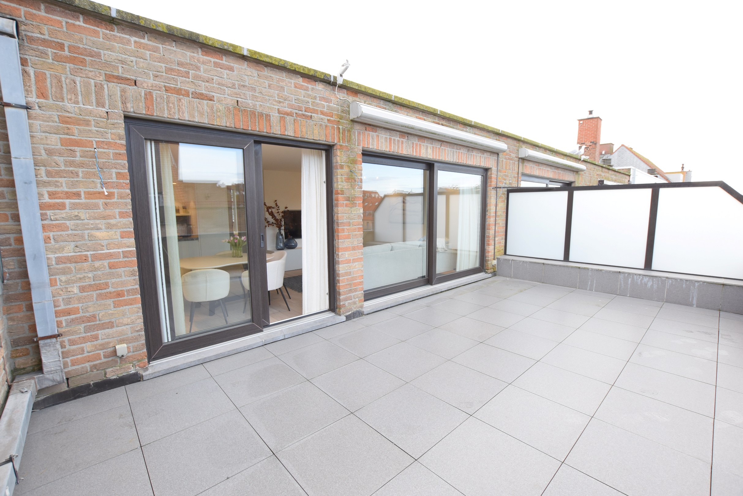 Appartement sous les toits entièrement rénové avec terrasses ensoleillées à 20 mètres à pied de la digue Albertstrand. 