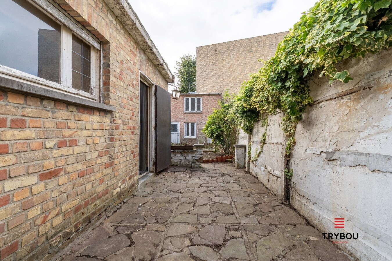 🏠 Te koop in het hart van Diksmuide – Woning met woon-winkelcombinatie en charmant stadstuintje 