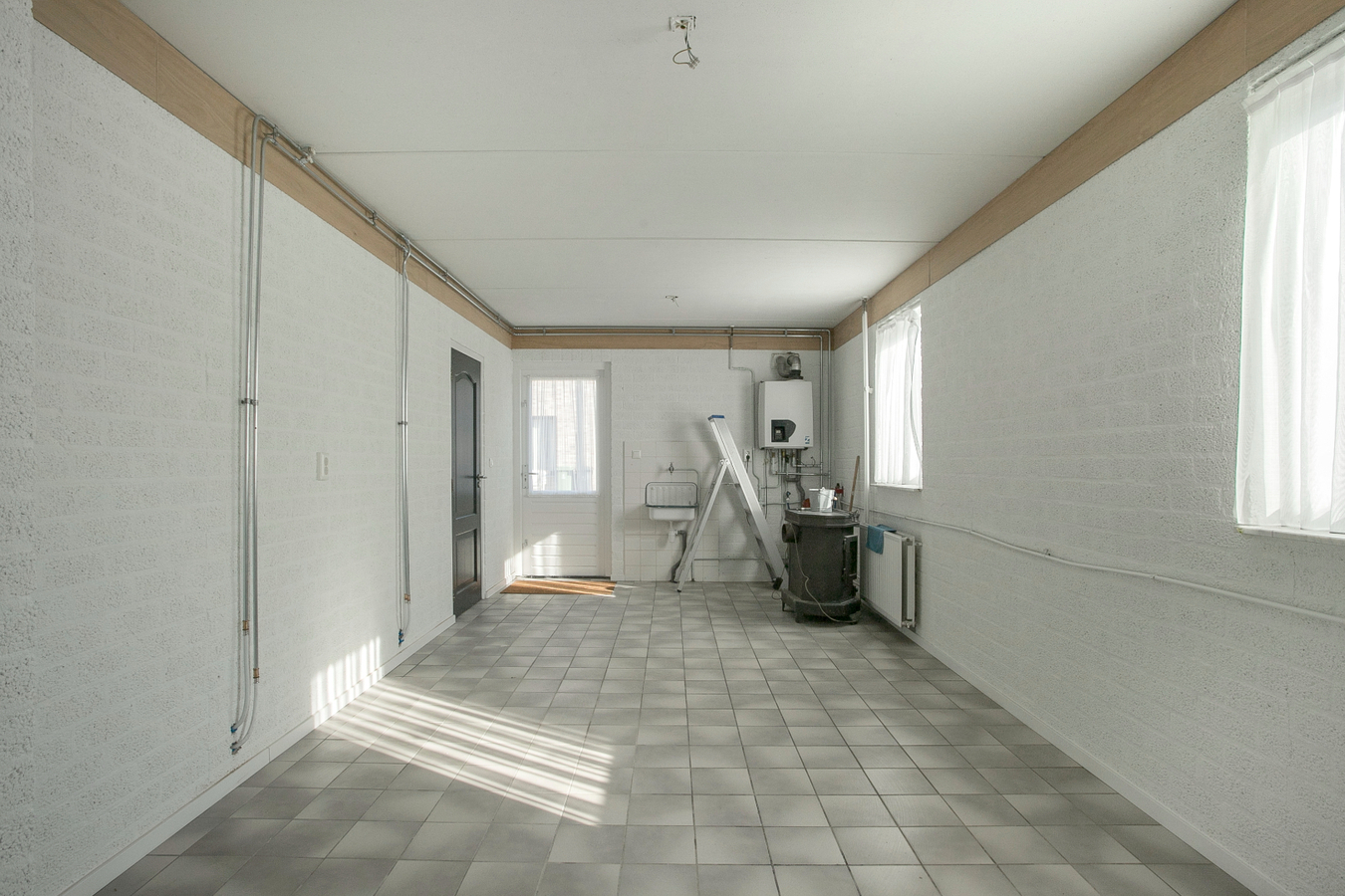 Deze vrijstaande woning met bedrijfsgebouwen staat tegen het bedrijventerrein van Reusel. 