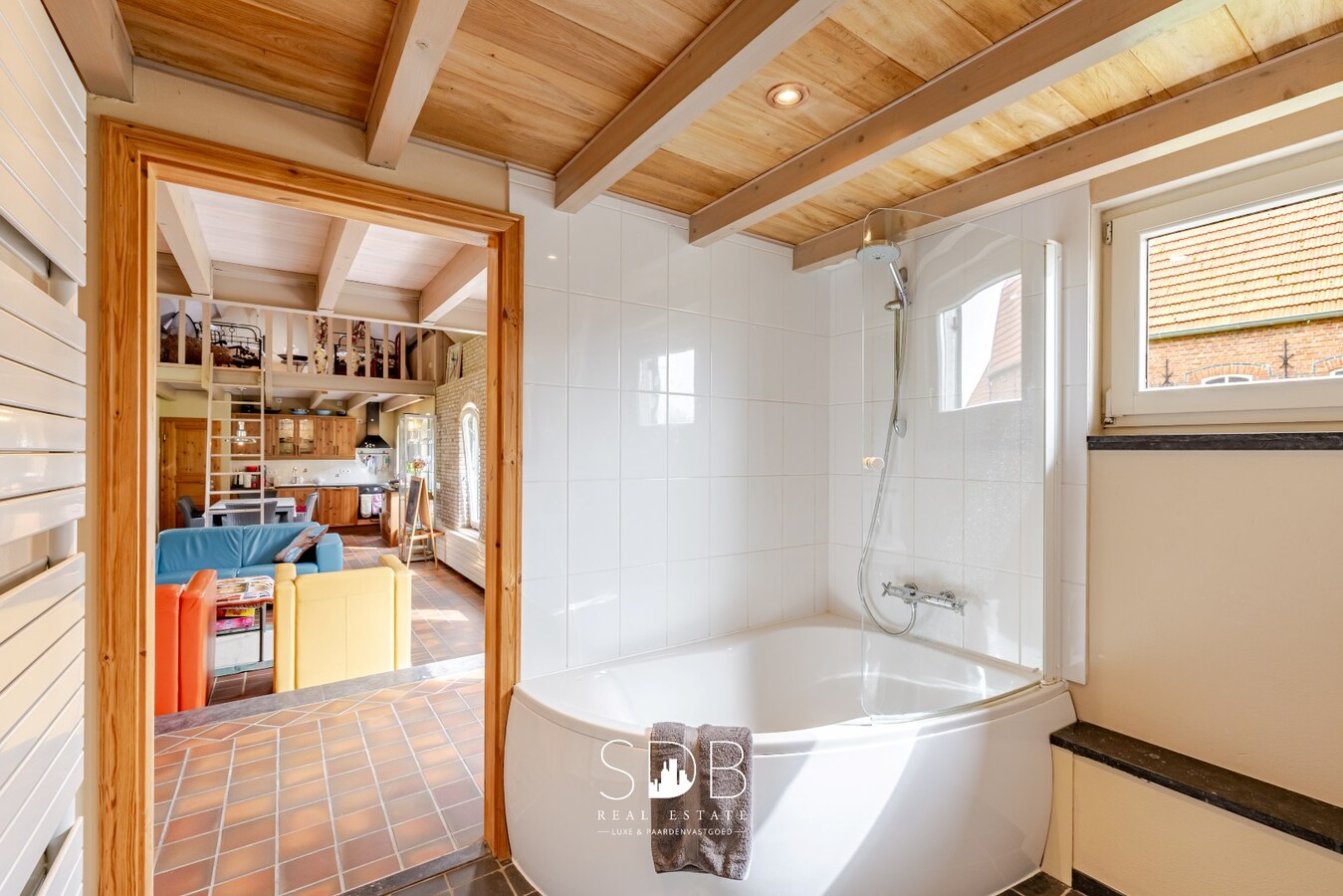 Landelijke woning met authentiek gastenhuis, stalgebouw, graslanden en buitenpiste op 20.285m² 
