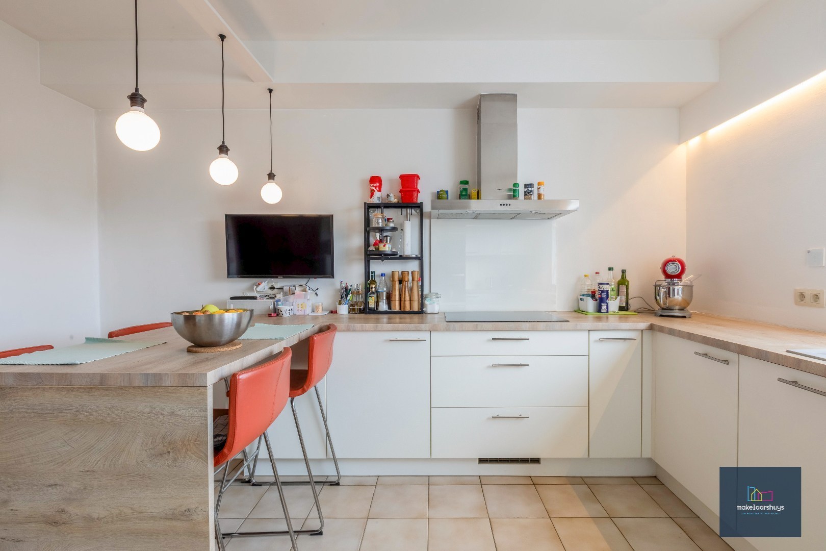 VERKOCHT !!! Heel ruime Instapklare woning in rij  met zonneterras en 2 staanplaatsen 
