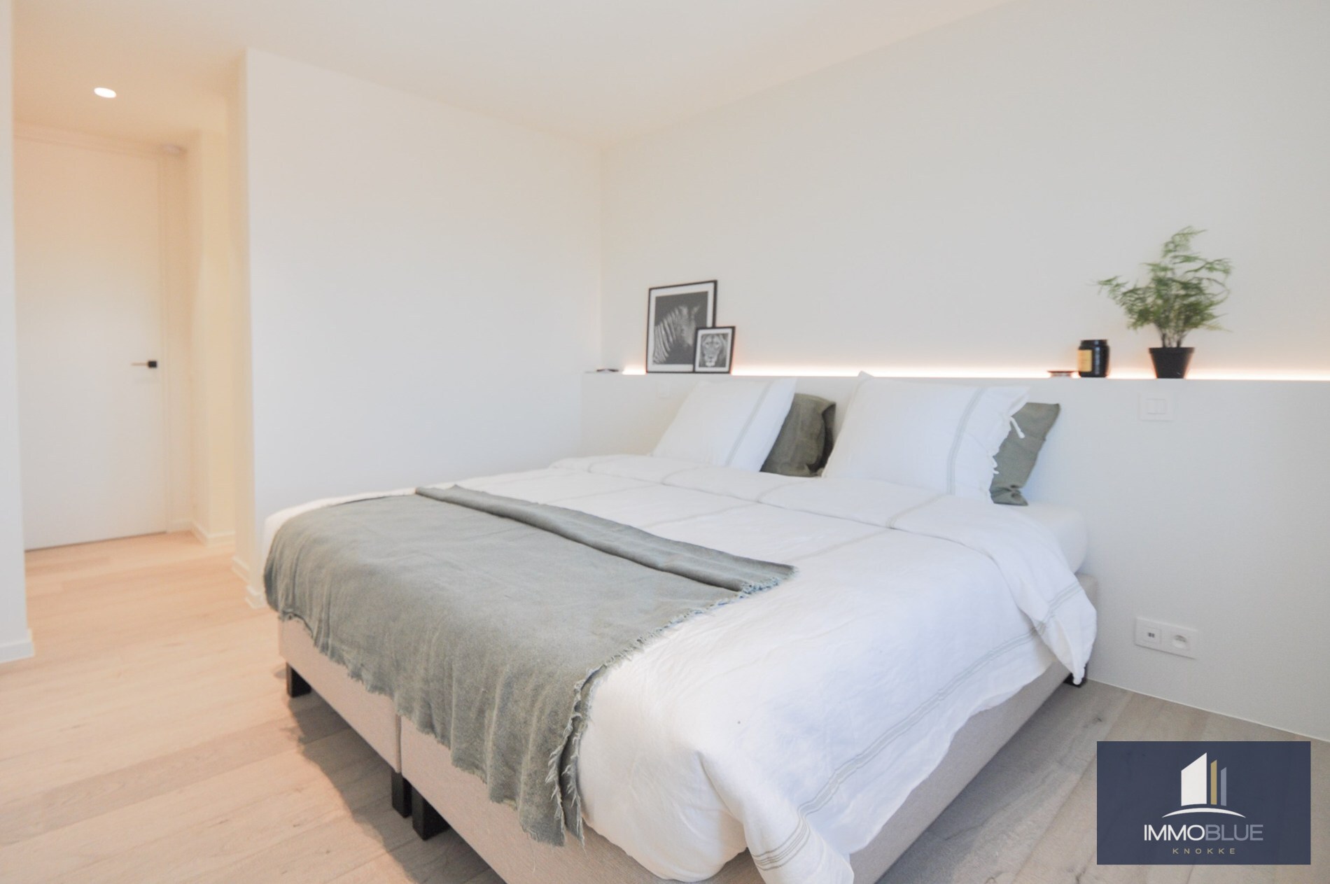 Appartement entièrement rénové et situé au calme, offrant une vue magnifique sur le Zegemeer. 