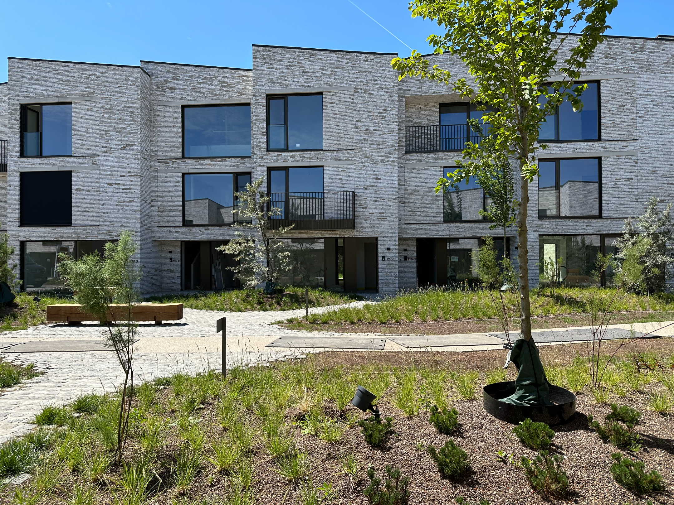 Exclusieve nieuwbouwwoning met 3 slaapkamers, ruime garage en zonnige terrassen op een rustige ligging in Knokke. 