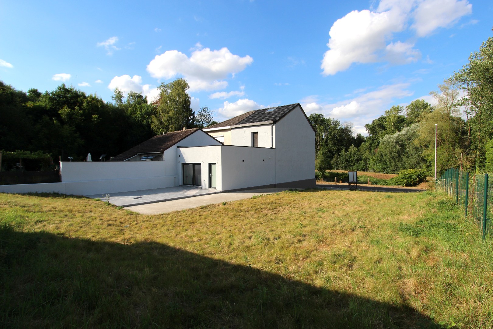 Zijaanzicht woning en terras
